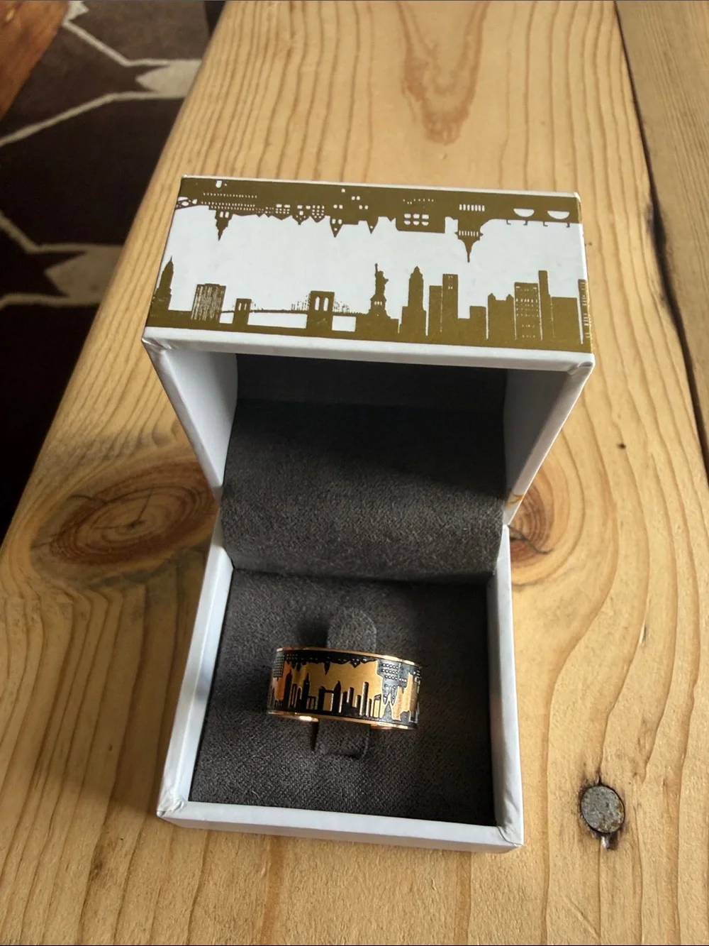 Lesjuna Fine Jewelry - Zurich - NY Gold Skyline Pattern Unisex Ring - Sz 10.5